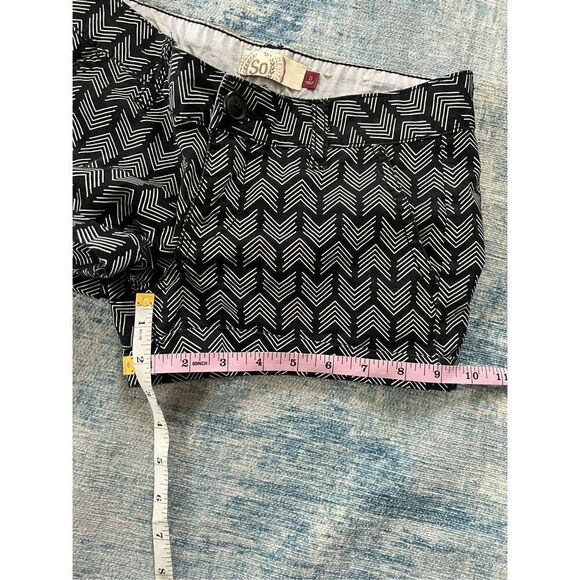 So Black White Chevron Pattern Cuffed Hem Shorts Size 0 - Picture 6 of 6